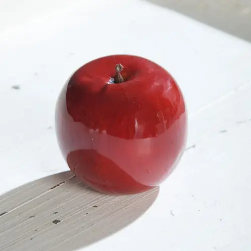 Pour mieux équiper vos extérieurs:Pomme décorative rouge - Ø 7,5 cm
