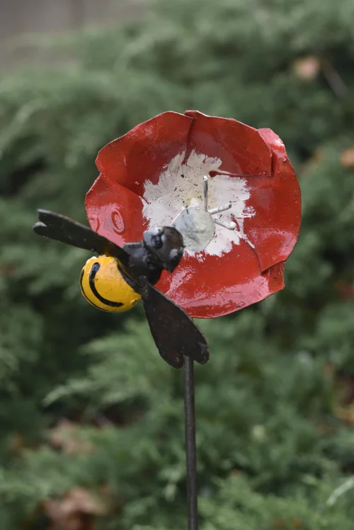 Choix utile：Abeille et fleur d’hibiscus sur tuteur en métal recyclé Chouette & Co