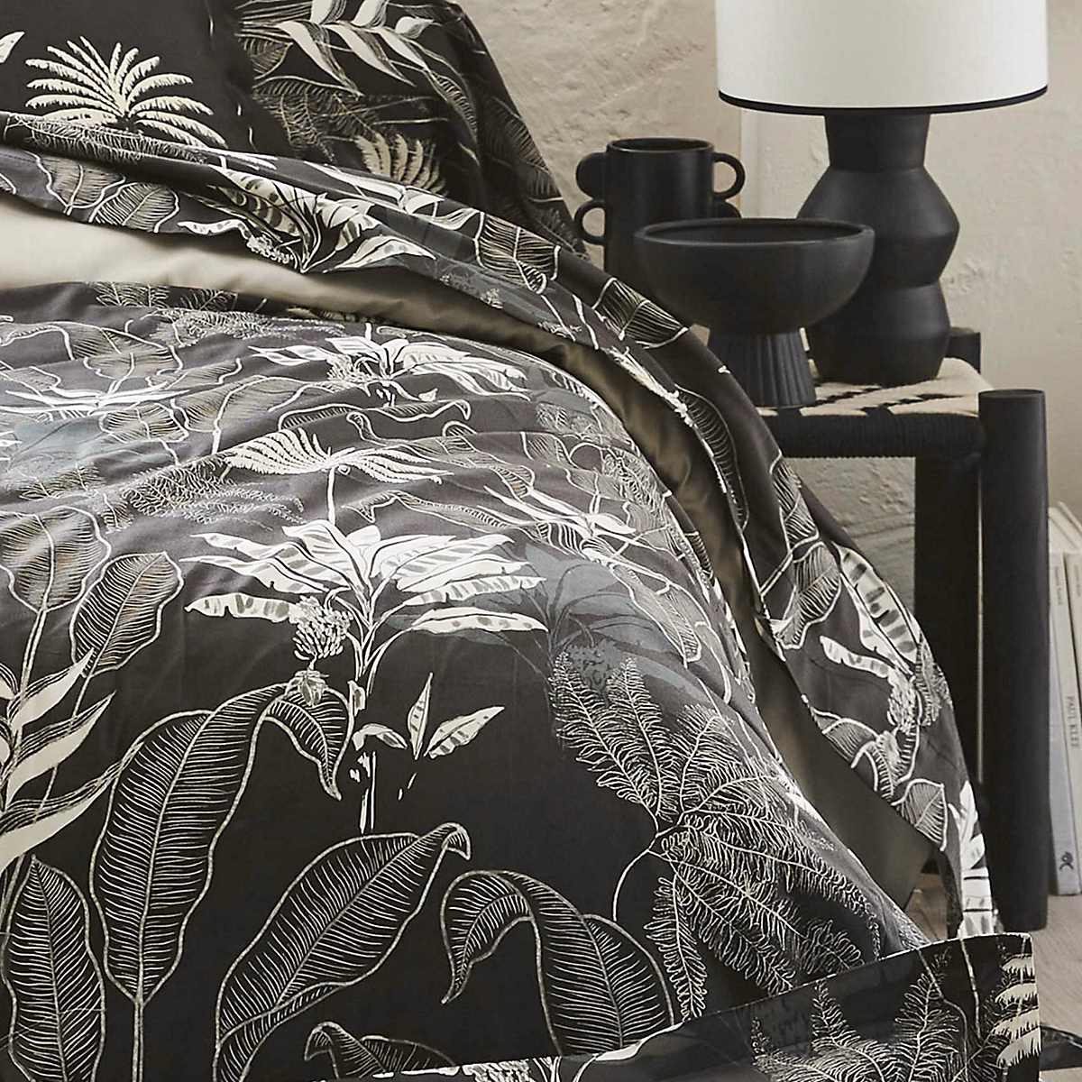 Drap plat en satin aux feuilles tropicales (180 × 290 cm – Gris anthracite)