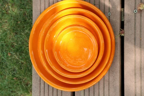 Idéal au jardin：Soucoupe en terre cuite émaillée orange Savane Les Poteries d’Albi - Ø 33 cm