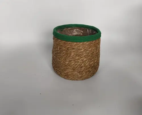 Une solution pour l’extérieur:Cache-pot en vannerie naturelle coloris vert et beige en osier - Ø 19 cm