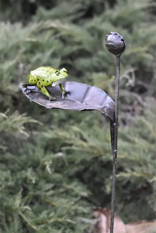 Jardin solution:Grenouille décorative pour extérieur coloris vert en métal recyclé - 105 cm