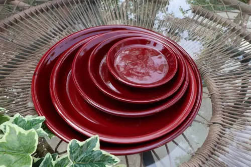 Jardin & nature：Soucoupe ronde en terre émaillée coloris cerise Les Poteries d'Albi - Ø 28 x H 3,5 cm