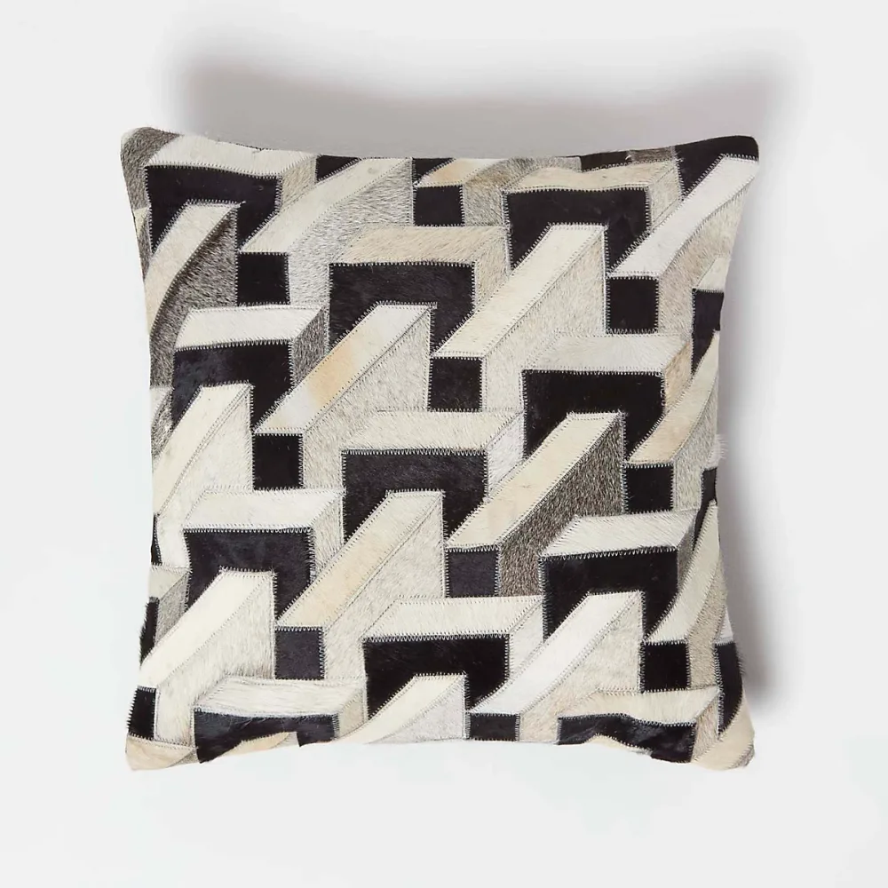 Coussin en peau véritable à motif blocs géométriques – 45 × 45 cm, HOMESCAPES