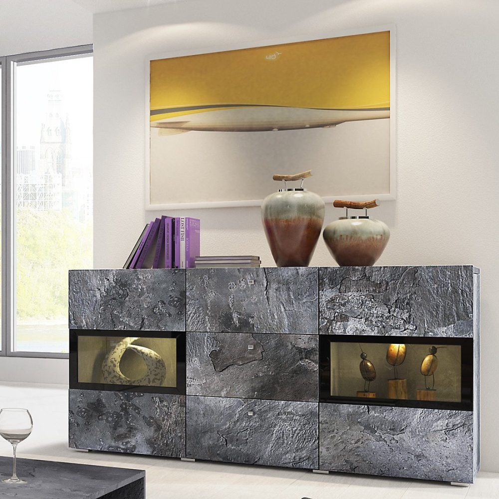 Buffet 130 cm RAMOS Gris effet ardoise et noir LED multicolores intégrées 2 portes vitrées et 3 tiroirs – Réf. YWGNFXGNR5173982051