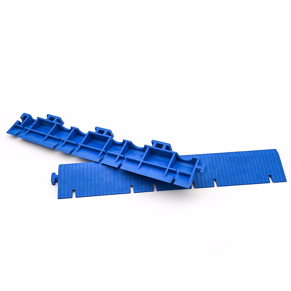 Accessoire dalle MAXI : Kit de 2 rampes + coin (bleu – 33 × 5 × 2 cm). Facilite les changements de niveau et prévient les chutes.