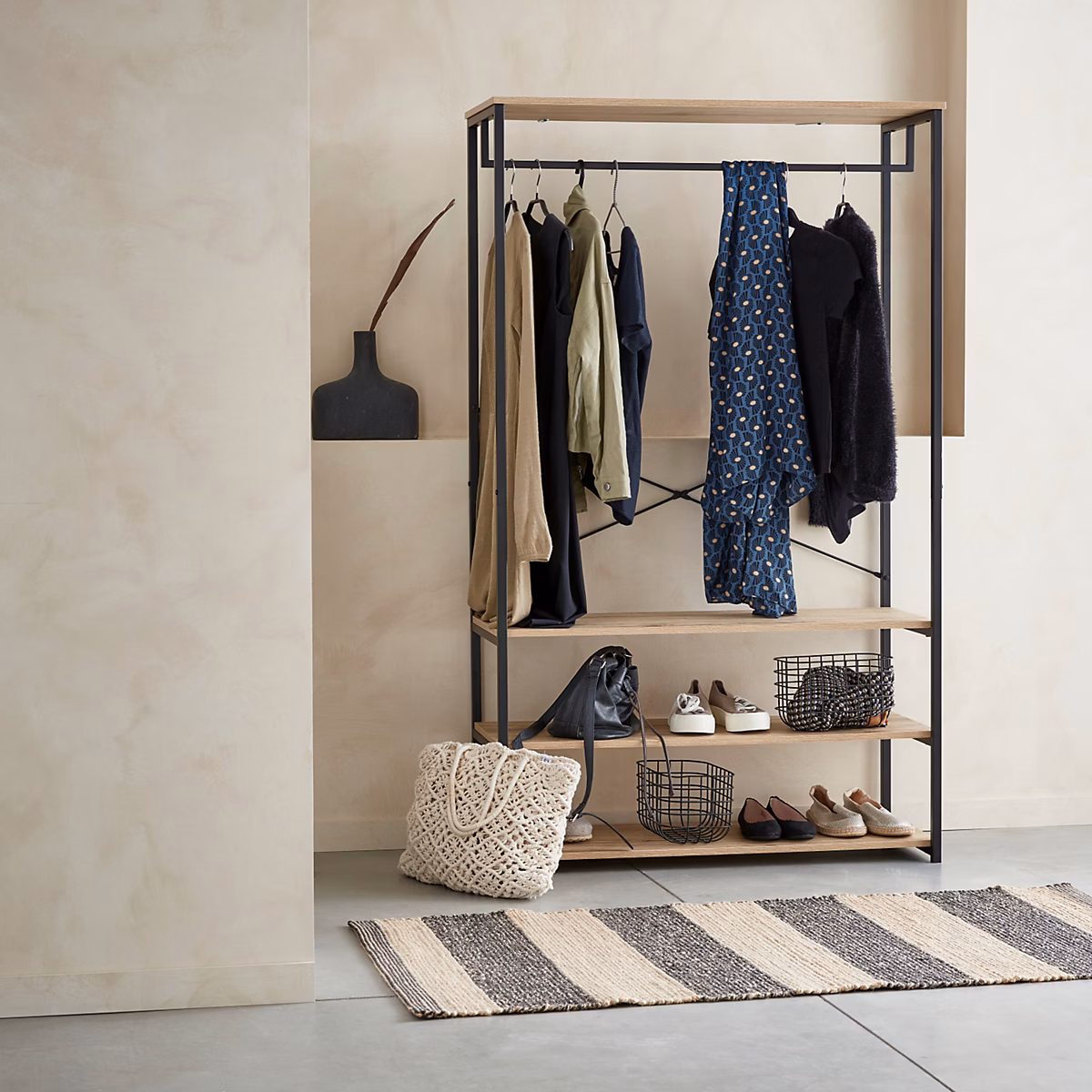 Meuble d'entrée – Dressing. vestiaire. portemanteau en métal noir et décor bois. Loft. 3 étagères. une barre de penderie L 100 x l 40 x H 167cm
