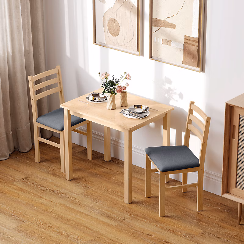 Ensemble table et 2 chaises en bois naturel avec assises rembourrées – Réf. ZBEXXWVND4133916104