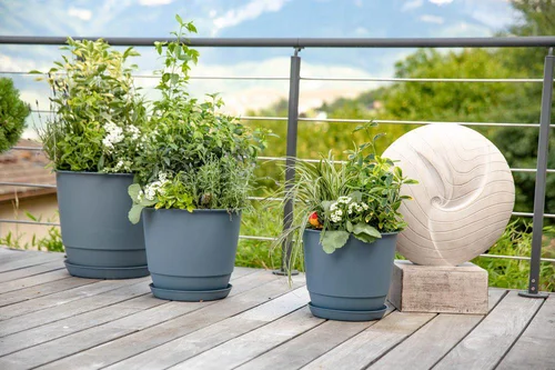 Bien utile au jardin：Pot en matière recyclée coloris bleu jean Poetic Joy 40 - Ø 38,6 x H 31,2 cm